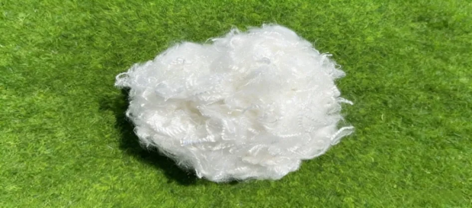 Полиестерът естествено влакно ли е?